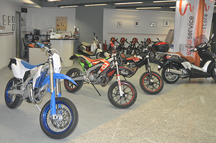 noleggio-moto-e-scooter-como-negozio